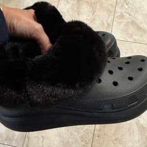 CROCS Black Fuzzy Lined Mules